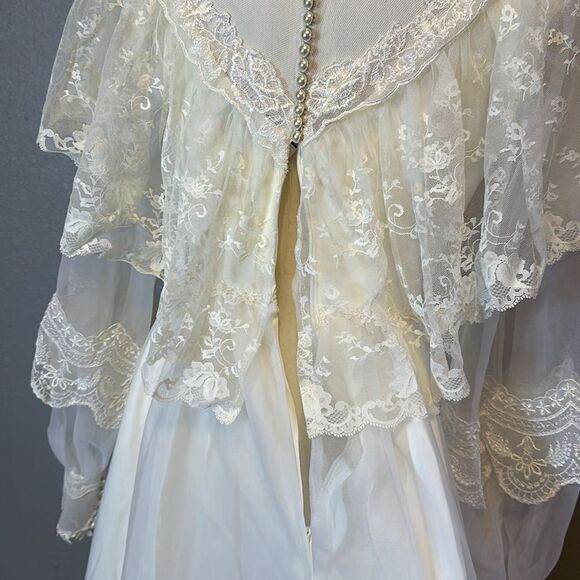 Vintage Alfred Angelo ivory lace wedding dress with veil. No size tags. - Picture 9 of 17